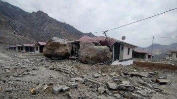 Dağdan kopan dev kayalar evlere çarptı