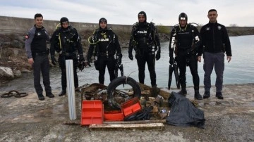 Dalgıç polisler Karadeniz'de gönüllü dip temizliği yapıyor!