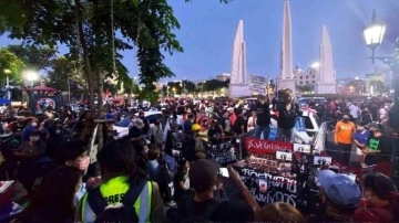 Darbeyle başa gelen Tayland Başbakanı görevi bırakmadı, ülkede protestolar başladı