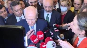 Davutoğlu'ndan Bahçeli'ye soru soran gazetecilerin görev yapmasının engellenmesi tepki