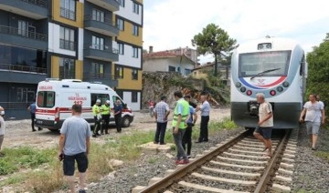Demir yolunda yürüyen Sudem'e tren çarptı