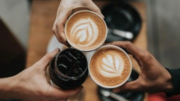 Demlenen kahvenin faydaları: Soğuk kahve mideye dokunur mu, zararlı mı?