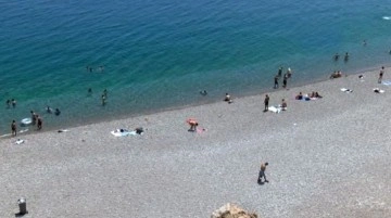 Deniz sıcaklığının bile 26 dereceye çıktığı tatil kentinde, hafta sonuna rağmen sahiller dolmadı