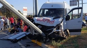 Denizli'de öğrenci servisi iki otomobile çarptı: 3 yaralı