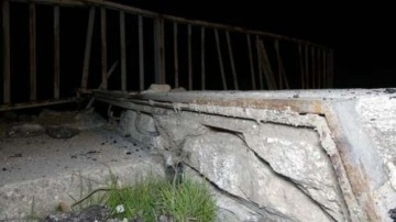 Deprem sonrası köprü çökerek yoldan ayrıldı