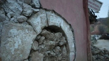 Deprem sonrası Osmanlı dönemine ait çeşme ortaya çıktı