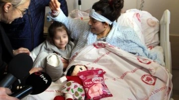 Depremde 2 çocuğunu kaybeden anne ile hayatta kalan tek kızı hastanede buluştu! Miniğin ilk sözleri