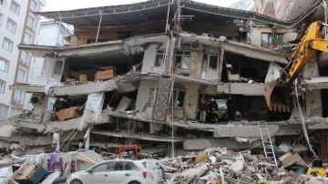 Depremde göçük altında kalan biri ne kadar hayatta kalabilir? Uzmanlar açıkladı