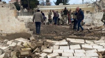 Depremde hasar gören tek katlı bina çöktü! Enkaz altında kalan tarım işçisi hayatını kaybetti