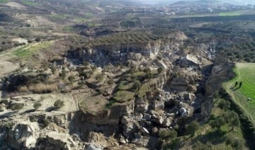 Depremde Hatay'daki zeytinlik ikiye bölündü, 50 metre genişliğinde vadi oluştu