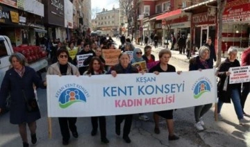Depremde hayatını kaybeden kadınlar için sessiz '8 Mart' yürüyüşü
