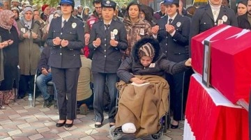 Depremde polis eşini ve 3 çocuğunu kaybeden kadının en zor görevi! Cenazeye tekerlekli sandalye ile