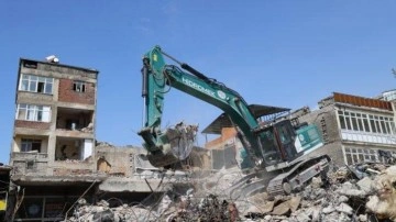 Depremin merkez üssünde bina yıkım ve enkaz kaldırma çalışmaları 19 mahallede sürüyor