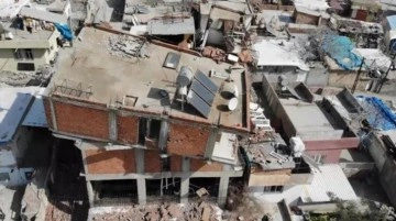 Depremin yıktığı binada ilginç görüntü! Üçüncü kat ortadan kayboldu