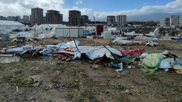 Depremin yıktığı Hatay'da fırtına çadırları yıktı, vatandaşlar zor anlar yaşadı