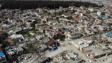 Depremle yerle bir olan Emek Mahallesi’nin sakinleri, kentsel dönüşüm gerçeğini anlattı