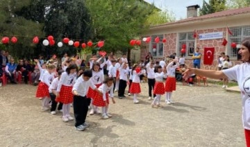 Depremzede çocuklar yaşadıkları acılara karşın 23 Nisan'ı coşkuyla kutladı