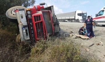 Devrilen çimento yüklü kamyondan fırlayan şoför öldü
