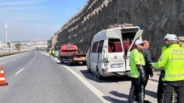 Devrilen minibüsteki 12 kişi yaralandı