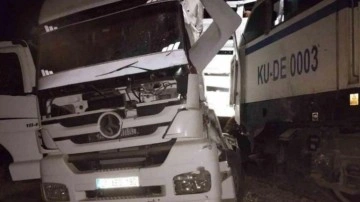 Diyarbakır’da feci kaza! Tren TIR'a çarptı, şoför hayatını kaybetti