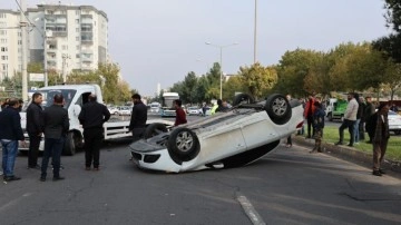 Diyarbakır’da seyir halindeki otomobilin tekerine çarpan otomobil takla attı