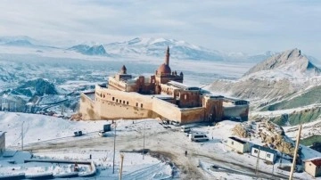 Doğu Anadolu Bölgesi'nin incisi tarihi İshak Paşa Sarayı beyaza büründü