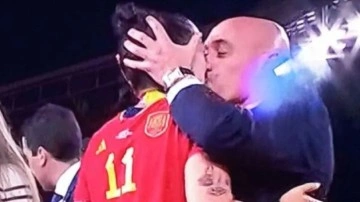 Dünya Kupası töreninde skandal! Federasyon başkanı kadın futbolcuyu dudağından öptü