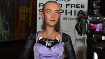 Dünyada vatandaşlığa kabul edilen ilk robot Sophia, Antalya'da tanıtıldı