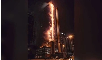 Dünya'nın en yüksek binasının yakınında yangın: 35 katlı bina alevlere teslim oldu