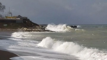 Düzce'de dalgaların boyu 4 metreye ulaştı!