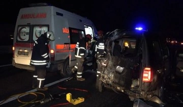 Düzce'de feci kaza... Otoyolda 4 araç çarpıştı: 2 ölü, 7 yaralı