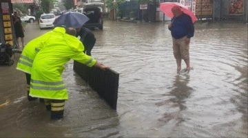 Düzce'de sağanak yağış sonrası sokaklar göle döndü