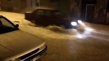 Edirne'de aniden bastıran yağmur hayatı felç etti