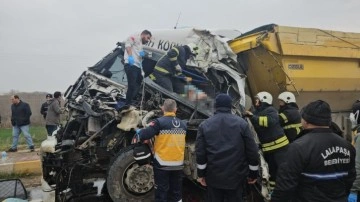 Edirne’de iki kamyonun çarpıştığı kazada bir sürücü feci şekilde hayatını kaybetti