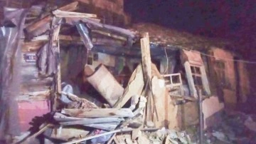 Edirne'de kerpiç ev çöktü, yaşlı kadın son anda kurtuldu