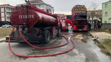 Edirne'de park halindeki kamyon alev alev yandı, yangın söndürüldü