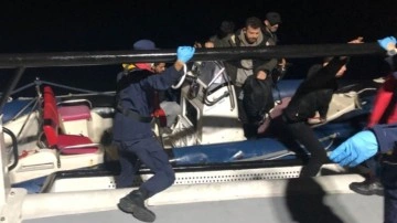 Ege denizinde sürüklenen bottaki 17 düzensiz göçmen kurtarıldı!