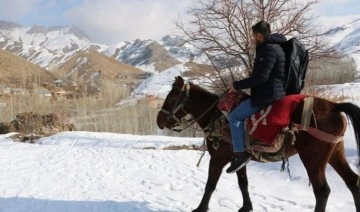 'Eğitim vermek' için at sırtında yolculuk yapıyor