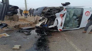 Elazığ’da ambulans sinyalizasyon direğine çarptı: 1 yaralı