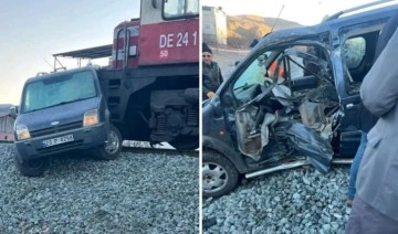 Elazığ'da feci kaza... Yük treni, hemzemin geçitte hafif ticari araca çarptı: 1 yaralı