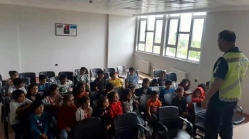 Elazığ'da Jandarma Ekipleri Öğrencilere Trafik Eğitimi Verdi