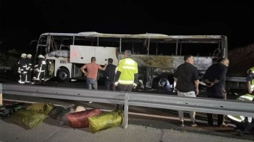 Elazığ'da seyir halindeki bir yolcu otobüsü tamamen yandı