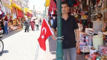 Elektrik direğine Türk bayrağı asan esnaf aldığı uyarıya anlam veremedi