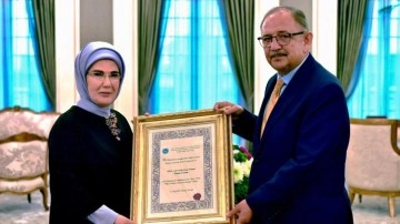 Emine Erdoğan ödülünü teslim aldı