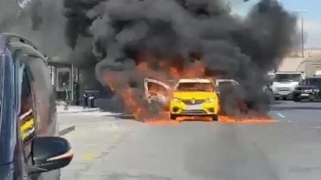 Eminönü'nde taksi alev alev yandı!