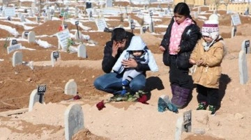 En acı Sevgililer Günü! Depremde kaybettiği eşinin mezarına çocuklarıyla birlikte gidip gül bıraktı