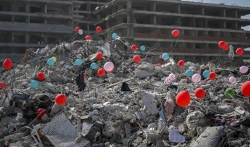 En acı veda... Depremde hayatını kaybeden öğrenciler balonlarla anıldı