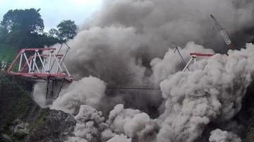 Endonezya'da yanardağ faaliyete geçti! 2 bin kişi tahliye edildi, ülke alarma geçti