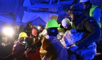 Enkaz altında kalan 71 yaşındaki depremzede kurtarıldı