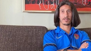Enkazdan annesini çıkaran Hataysporlu futbolcu, şok içinde yalın ayak yürürken bulundu